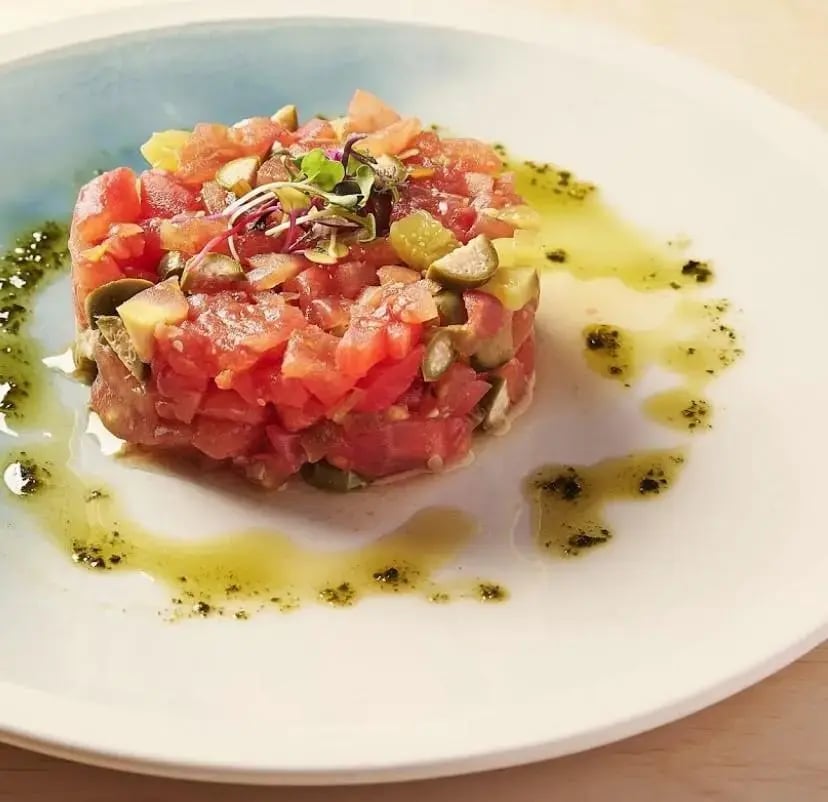 Receta Oro del Desierto - Tartar de tomate de temporada, bonito del norte y AOVE Arbequina
