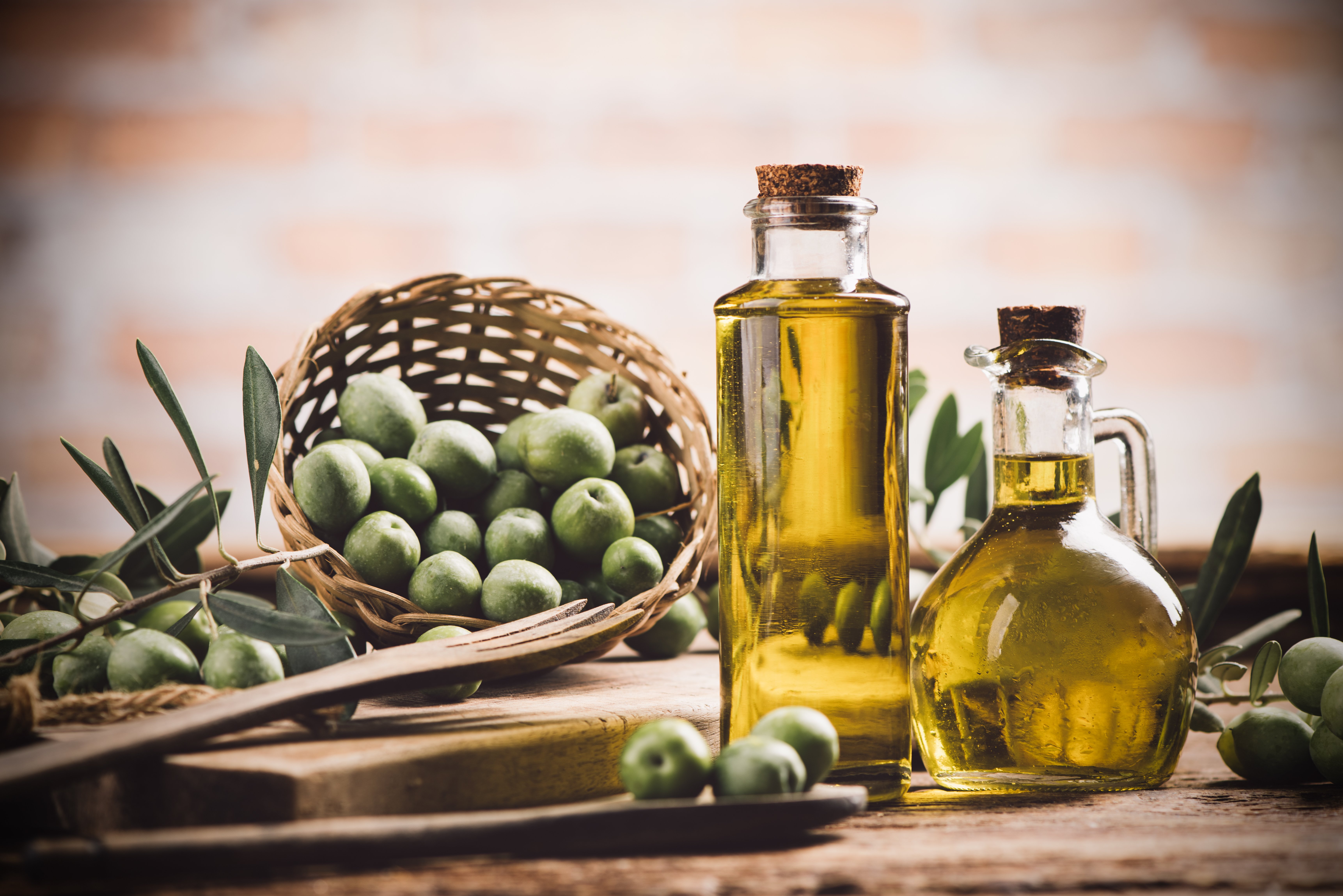 aceite-oliva-aceitunas-frescas-madera-rustica-cerrar